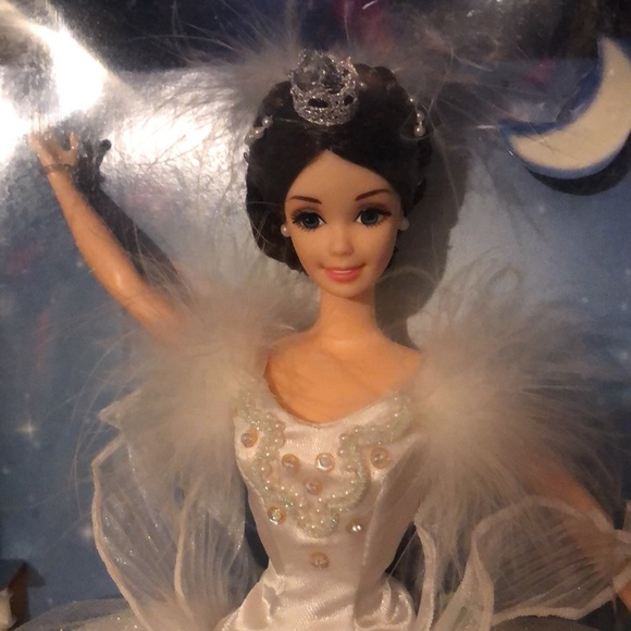 Barbie the Swan Queen in Swam Lake - Picture 3 of 8